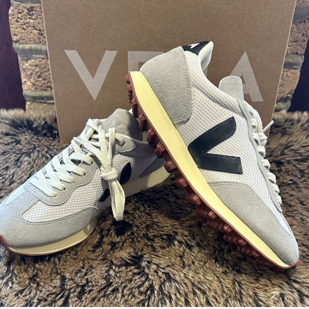 New Veja Rio Branco Alveomesh Light-Grey-Black Sneakers. Size 9.